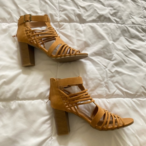 URBAN BEHAVIOR HEELS 👠 - Picture 2 of 2